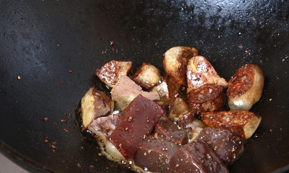 1. Этап. Кучмачи из говядины: Добавляем нарезанное вареное сердце и обжариваем с легкими минут 10. Печень очищаем от пленок и нарезаем кусочками. Добавляем к остальным субпродуктам и продолжаем обжаривать еще 10 минут.