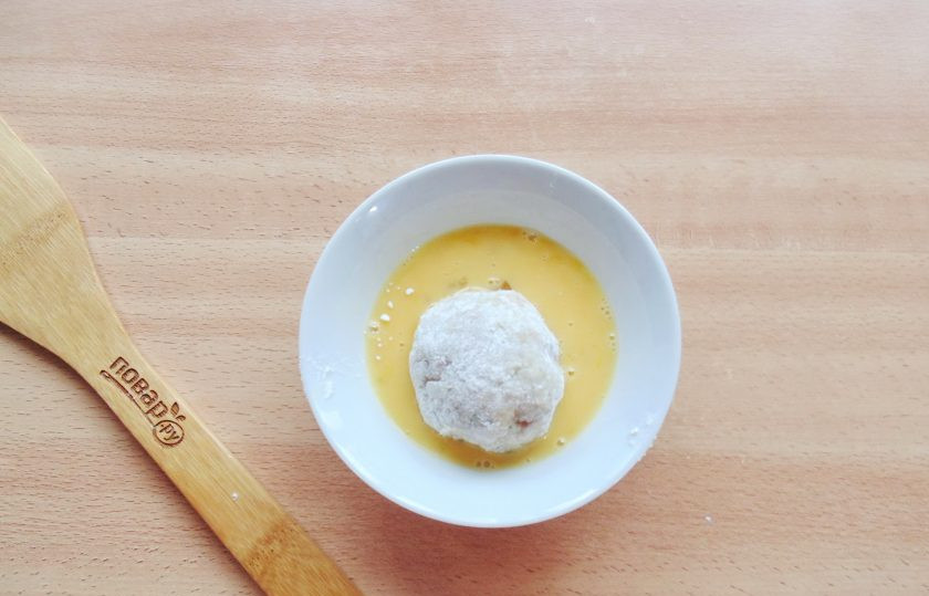 1. Этап. Рыбные котлеты Каштаны: Из фарша с грибной начинкой слепите шарик. Обваляйте его в муке. Взболтайте яйцо и обмакните котлету в яйцо со всех сторон.