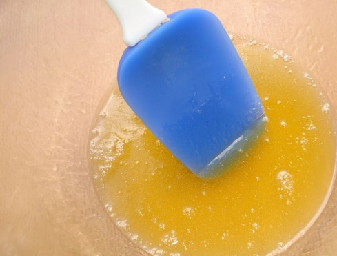 1. Этап. Булочки в форме птичек: Приготовьте тесто: в 1/3 стакане кипятка растворите мед, соль и подсолнечное масло, перемешайте.