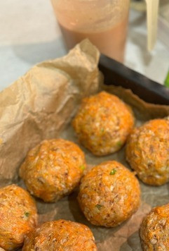 1. Этап. Гречаники с индейкой в соусе: Сформировать гречаники и выложить на противень, застеленный пергаментом