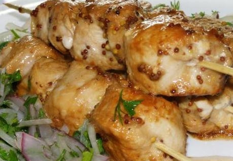 1. Этап. Куриный шашлык на шпажках: Подаем с маринованным репчатым луком и мелко нарезанной зеленью.