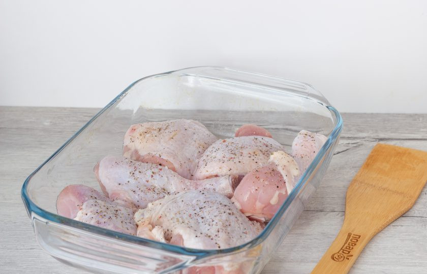 1. Этап. Курица, запеченная в ряженке: Курицу помойте, обсушите, посолите и поперчите по вкусу. Выложите в форму для запекания.