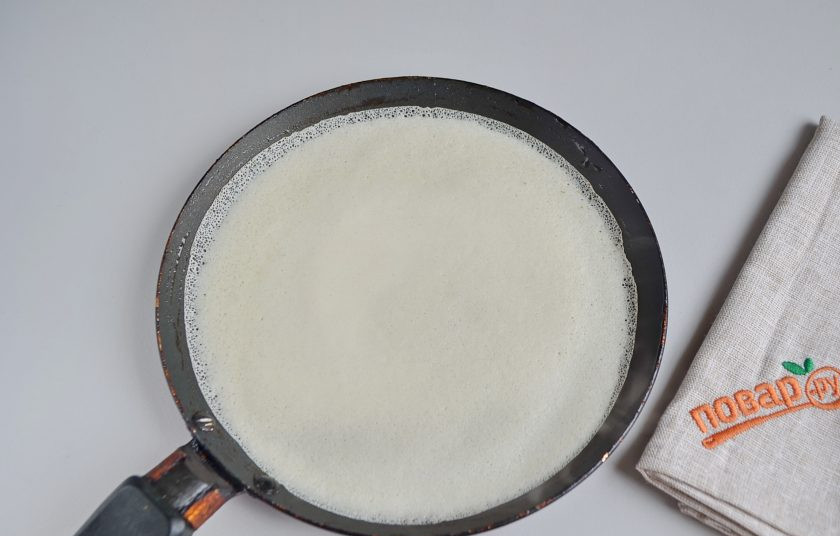 1. Этап. Креп Сюзетт (Crepe Suzette): 16. Достаньте тесто для блинчиков из холодильника, хорошо перемешайте. Блинную сковороду поставьте на средний огонь, смажьте тканью, пропитанной маслом, сковорода должна быть сухой, просто смазанной, не более. Наливайте половником тесто, круговыми движениями руки распределяйте по всей поверхности. Жарьте до золотистого цвета.