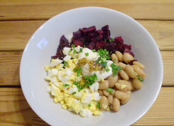 1. Этап. Салат к пельменям: 5. Заправляем майонезом, добавляем горчицу, зелень, соль, перец черный.