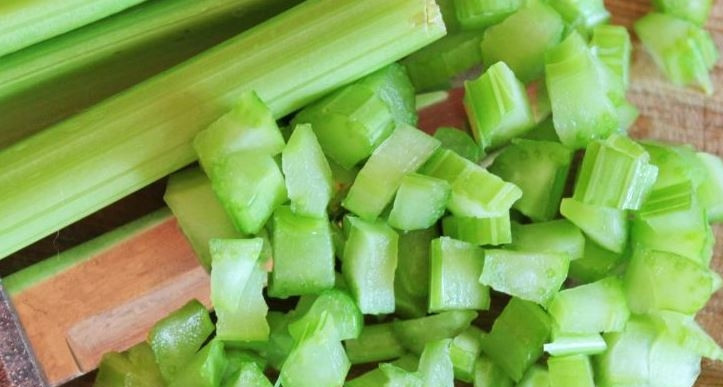 1. Этап. Салат с говяжьим языком и огурцами: Стебли сельдерея вымойте и обсушите. Затем удалите с них грубые продольные жилки и нарежьте стебли на небольшие кусочки квадратной формы.