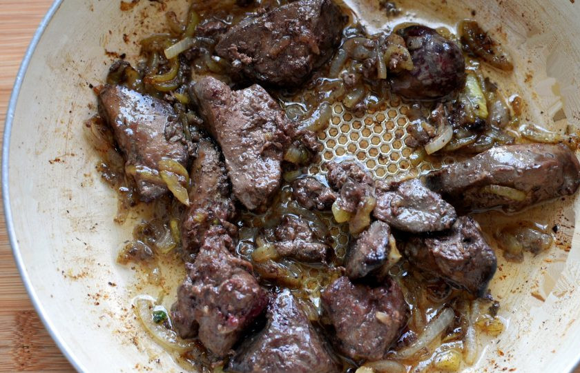 1. Этап. Куриные зразы с печенью и яблоком: Для начинки позолотите лук на растительном масле и добавьте нарезанную крупными кусочками печень. У меня печень индейки. Обжарьте, помешивая, до легкой корочки. Внутри печень должна оставаться розовой. Остудите печень и пробейте блендером в пульсовом режиме, добавив зелень.