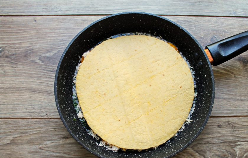 1. Этап. Яичница в лаваше Волшебный завтрак: Сверху выложите второй круглый лаваш. Поставьте сковороду на медленный огонь, закройте крышкой и готовьте в течение 5-7 минут. Следите, чтобы лаваш не пригорел, иначе вкус будет испорчен.