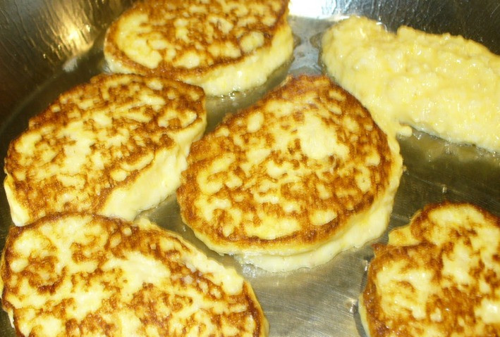 1. Этап. Биточки по-белорусски: Обжариваем биточки 2-3 минуты с одной стороны, а затем переворачиваем их на другую сторону и также жарим биточки до образования золотистой корочки.