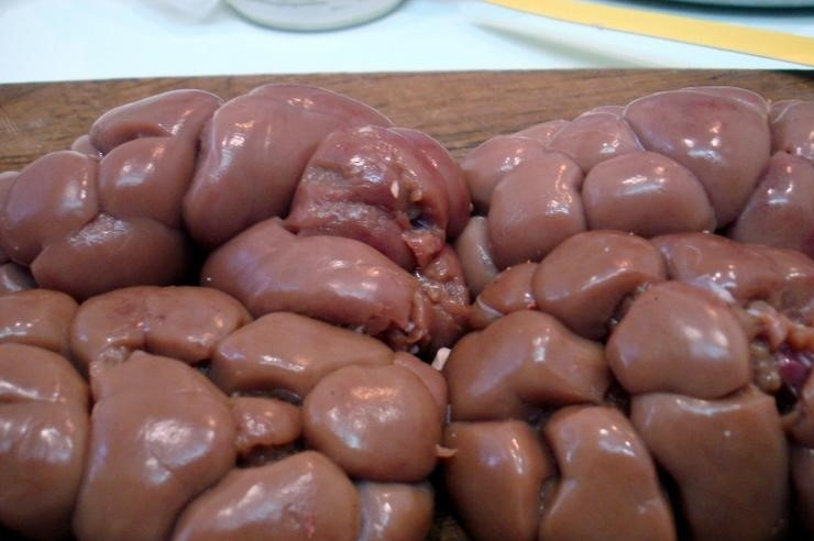 1. Этап. Рассольник с почками и перловкой: С почек снимите плёнку, удалите протоки внутри, промойте их.