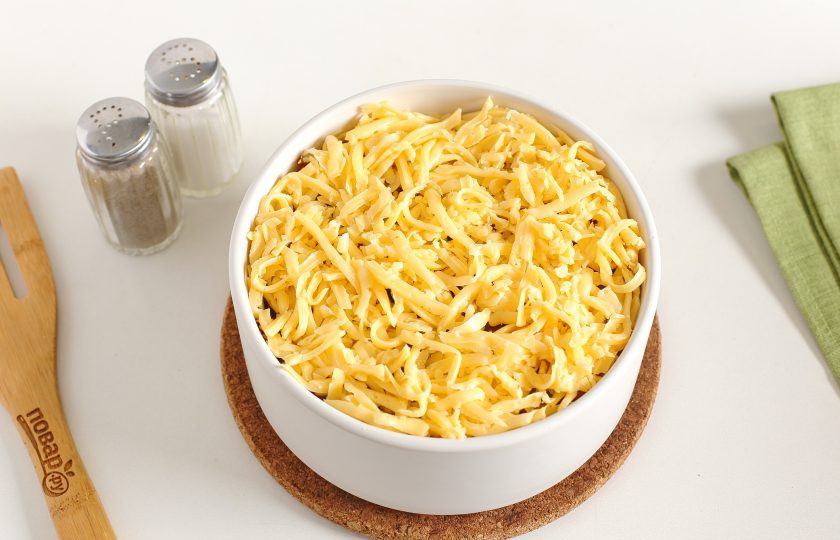 1. Этап. Салат из жареных шампиньонов: Сверху натрите на крупной терке сыр.