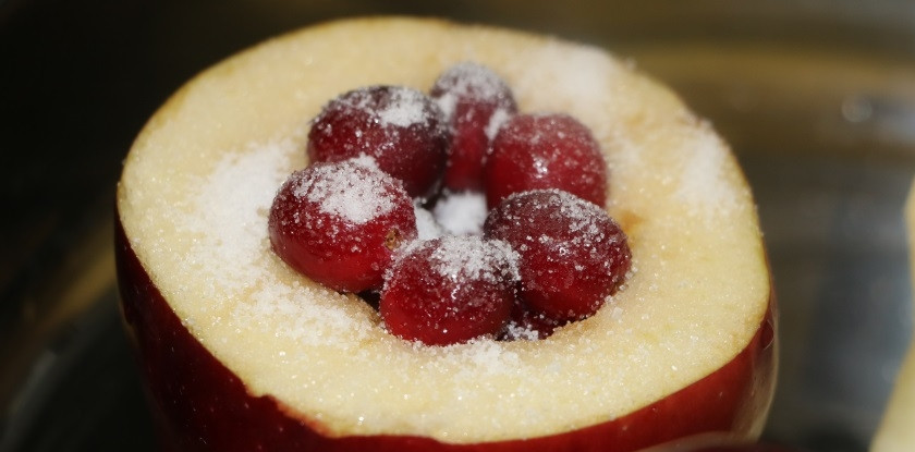 1. Этап. Легкие запеченные яблоки: 2. Поместите в середину яблока мед, клюкву. Сверху присыпьте сахаром.