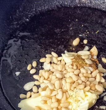 1. Этап. Фруктово-ореховый пилав с соусом тахини: В глубокой ёмкости разогреть сливочное масло, добавив кедровые орешки, миндаль, корицу и кардамон. Жарить до золотистости.