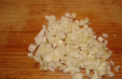 1. Этап. Уха со сливками: 3. Параллельно очистите и измельчите лук.