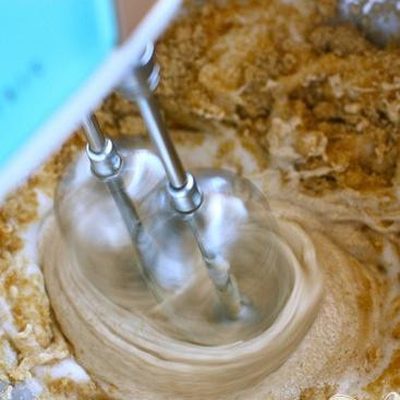 1. Этап. Пирожные с шоколадом и безе: 5. В чистой миске миксером на средней скорости взбить яичные белки в густую пену. Добавить оставшуюся 1 чашку коричневого сахара и взбить до однородной консистенции.