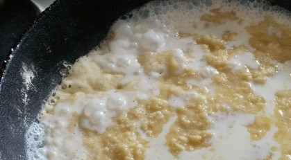 1. Этап. Мясо с грибами под соусом: Потом влейте тёплое молоко, постоянно помешивая. Должен получиться густой соус.