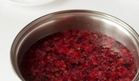 1. Этап. Кисель для ребенка до года: 2. В сотейник налейте воду и доведите до кипения. В кипящую воду переложите пюре из ягод. Когда жидкость снова закипит, убавьте огонь и немного поварите.