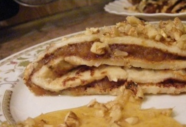 1. Этап. Блины с мёдом и орехами: Горячие блины смазываем мёдом, посыпаем орехами и сворачиваем треугольником. Приятного аппетита!