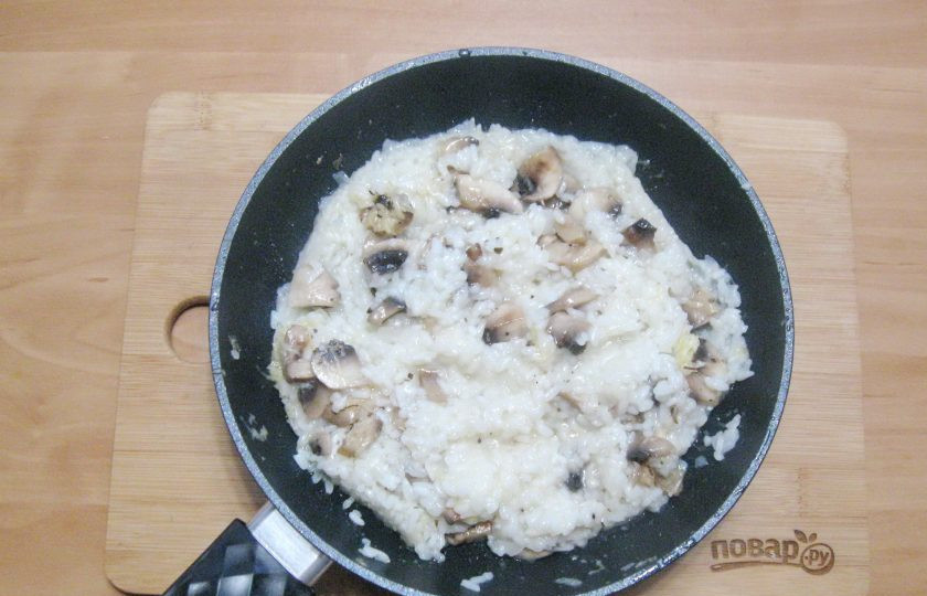 1. Этап. Ризотто по-итальянски: Перемешайте рис с грибами и сыром.