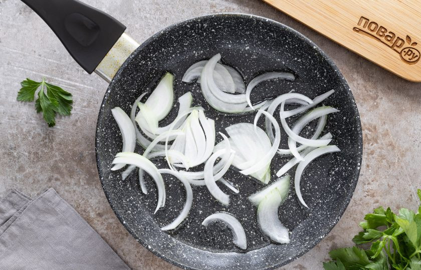 1. Этап. Морковь по-корейски Ча: Разогрейте сковороду с растительным маслом. Добавьте нарезанный перьями репчатый лук и жарьте до золотистого цвета.