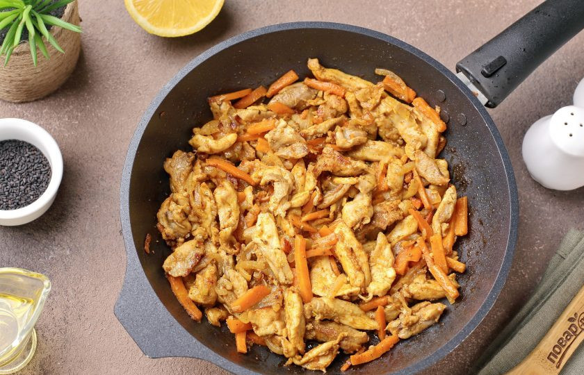 1. Этап. Фунчоза с курицей и кабачком: Обжарьте овощи с куриным филе, периодически помешивая, около 10-12 минут.