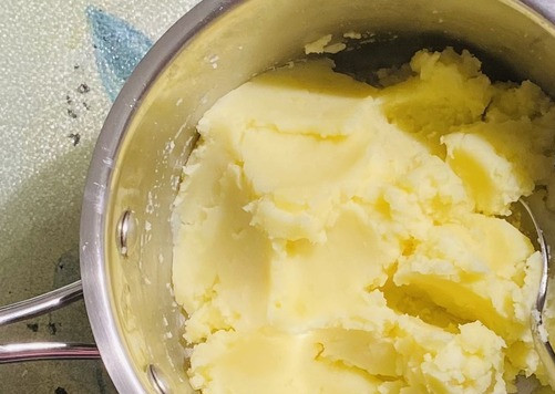 1. Этап. Роллы с сельдью, картофелем и соленым огурцом: Размять картофель