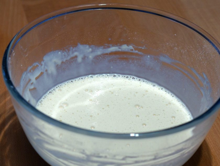 1. Этап. Тесто на блины на молоке: 4. Влейте оставшееся молоко и хорошенько размешайте все содержимое миски.