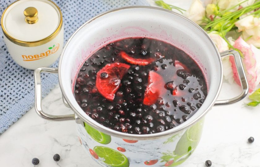 1. Этап. Компот из черники: Затем нагрев убавьте до умеренного и отварите компот еще 10 минут. Можно прикрыть кастрюлю крышкой, чтобы напиток не разбрызгивался во все стороны.