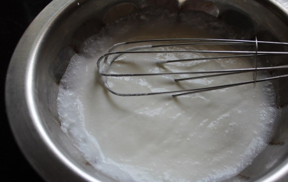 1. Этап. Закуска для пикника на природе: 1. В миску вливаю натуральный йогурт, взбиваю его немного венчиком.