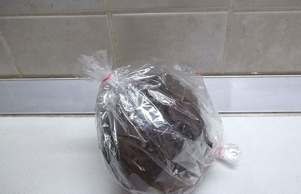 1. Этап. Печеная свекла: 3. Если фольги нет, то использую рукав для запекания, для примера, заворачиваю один плод в рукав, завязываю с обеих сторон (в одном рукаве можно запекать несколько корнеплодов).