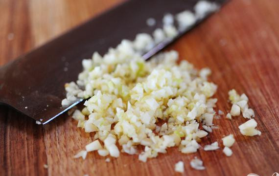 1. Этап. Морковный сквош: Мелко порубить чеснок.