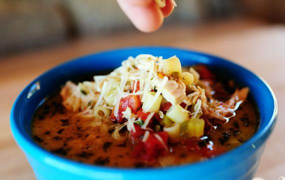 1. Этап. Итальянский куриный суп: 7. Посыпать сверху большим количеством тертого Пармезана и подавать с хрустящим итальянским хлебом.