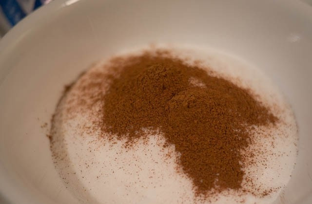 1. Этап. Шоколадная глазурь для пончиков: Поставьте какао с сахаром на небольшой огонь в сотейнике.