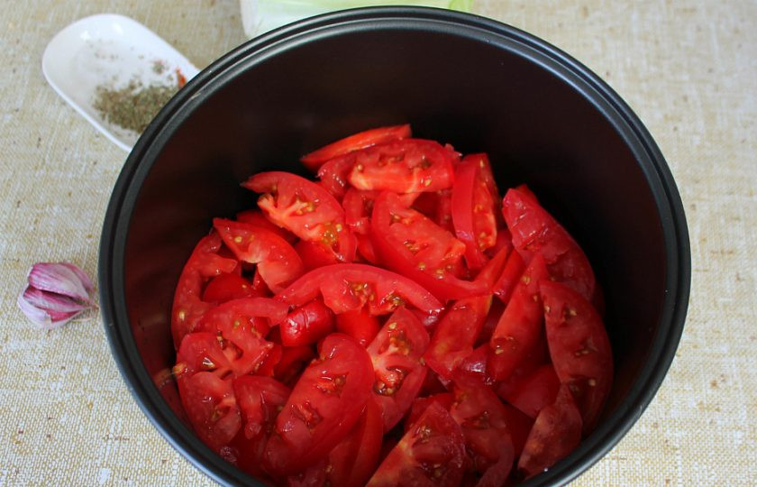 1. Этап. Домляма в мультиварке: Далее, пойдут нарезанные дольками помидоры.