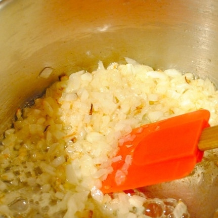 1. Этап. Кускус с миндалем и изюмом: В кастрюле разогреваем сливочное масло, кладем в него мелко нарезанный лук, готовим на среднем огне 5-8 минут - до прозрачности лука.