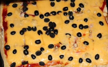 1. Этап. Пицца с морепродуктами: 6. Выпекать пиццу в духовке при 180 градусах в течение 20 минут. Дать готовой пицце немного остыть и подавать.