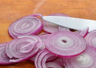 1. Этап. Салат с креветками и гранатом: Лук - кольцами, хотя можно и полукольцами.