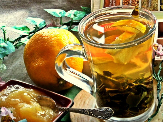 1. Этап. Зеленый чай с медом и лимоном: Я взяла за правило: чай полностью готов, когда все листочки опустятся на дно стакана. Если вы хотите менее крепкий чай или же вам важно пить чай с пылу с жару, то просто процедите его через ситечко, чтобы не мешали листья. Я же всегда делаю настоявшийся чай. Далее нарезаем лимончик и кладем в стаканы. Очень здорово также добавить кусочки апельсина. Мед я подаю отдельно, так как его не следует подвергать тепловой обработке. Приятного вам чаепития!