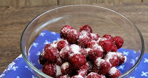 1. Этап. Вареники с вишнями (заварное тесто): 4. Вишню для начинки смешиваем с сахаром, если берем замороженную, то не размораживаем ее.