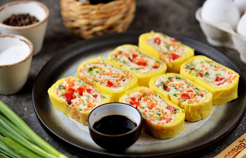 1. Этап. Корейский омлет: Затем дайте омлету отдохнуть минуты 3-4, нарежьте его на порции толщиной около сантиметра и подавайте к столу с любимым соусом. Очень вкусный завтрак, приятного аппетита!