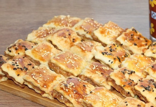 1. Этап. Подушечки из слоеного теста с начинкой: 16. Выпекаем квадратики в разогретой до 180 С духовке, минут 20. К такой закуске, можно подать томатный сок и томатный соус. Приятного аппетита!