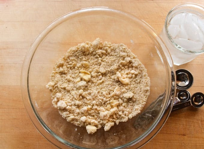 1. Этап. Пирог с ирисом: 2. Также добавьте масло комнатной температуры. Перетрите массу руками.