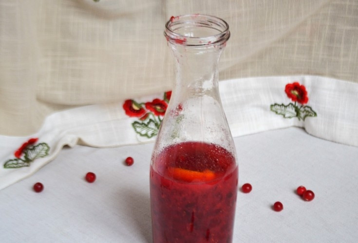 1. Этап. Настойка на клюкве: Влейте в бутылку водку. Перемешайте. Оставьте напиток настаиваться на 2 недели в тёмном месте. Иногда помешивайте настойку.