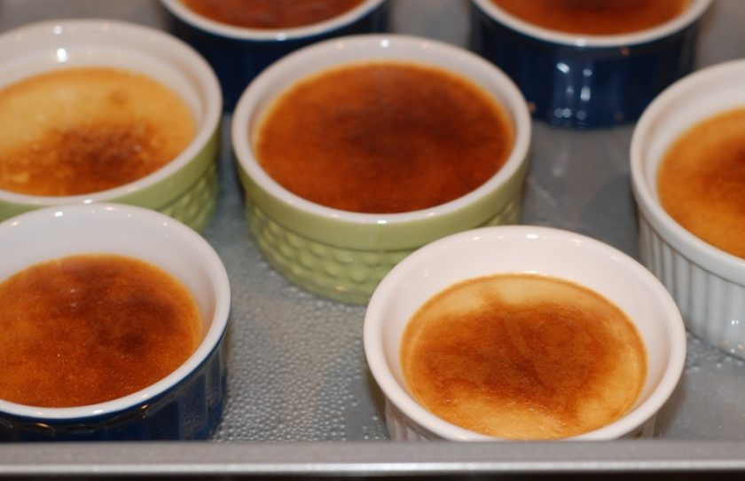 1. Этап. Нежный флан: 6. Выпекайте флан в емкости, которая на 1/3 заполнена горячей водой. Поставьте противень с фланом в разогретую до 170 градусов духовку на 30 минут. Готовый десерт остужайте в холодильнике 2-3 часа и подавайте к столу. Приятного аппетита!