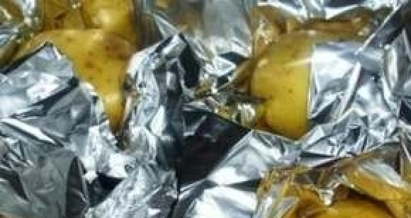 1. Этап. Картофель, запеченный в фольге: Каждую картофелину плотно завернуть в 2-3 слоя фольги.