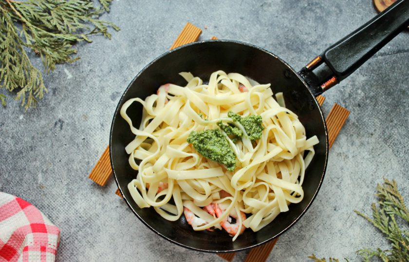 1. Этап. Паста с креветками и соусом Песто: Добавьте к креветкам пасту и соус 