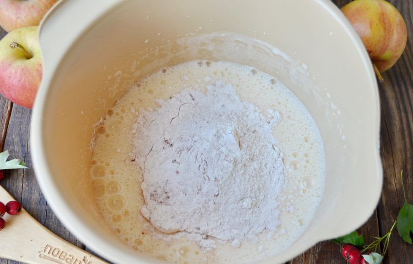 1. Этап. Шоколадная шарлотка с яблоками: Вводите небольшими порциями муку, миксер не выключайте, смешивайте ним.