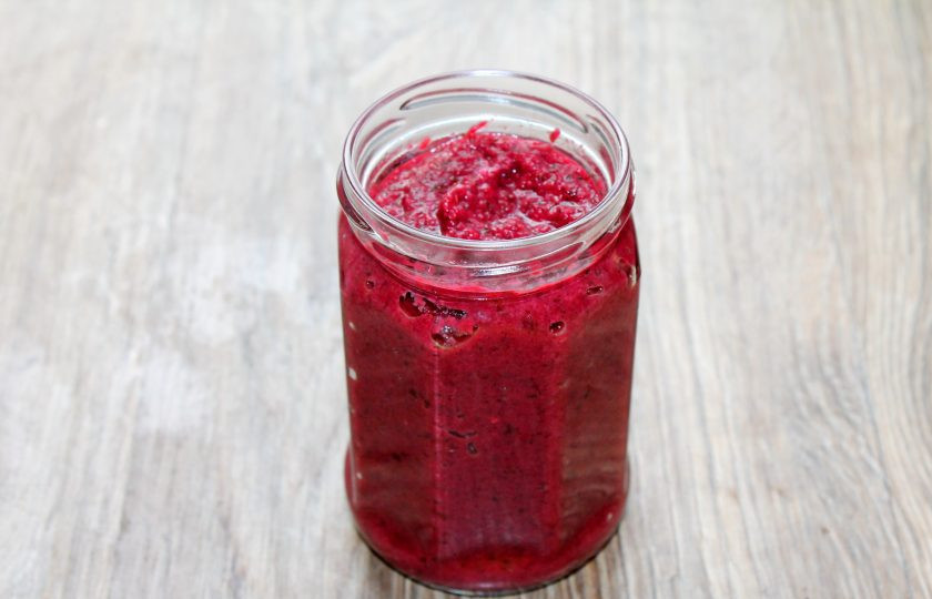 1. Этап. Ткемали из кизила: Разложите соус в сухие стерилизованные банки и закройте прокипяченными, сухими крышками.