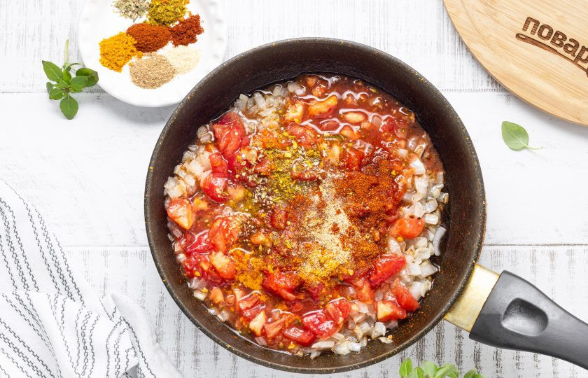 1. Этап. Фаршированные помидоры с киноа: Добавьте порезанную мякоть помидоров, все специи, соль и черный молотый перец. Жарьте 8-10 минут, пока не испарится лишняя жидкость от помидоров.