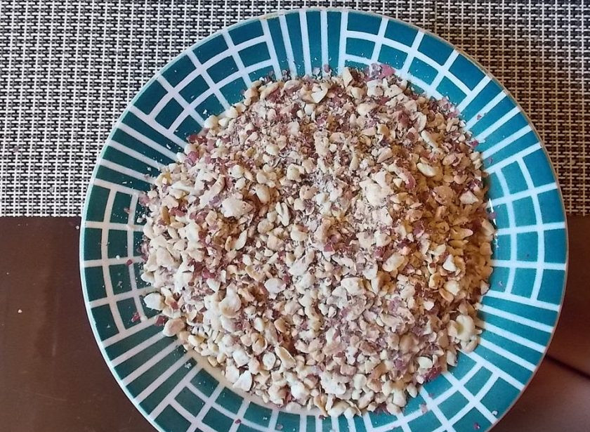 1. Этап. Вафельный торт Грильяж: Обжарьте и измельчите орехи.