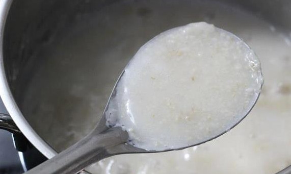 1. Этап. Каша для ребенка 3 лет: 3. На медленном огне варите минут 5, помешивая, до мягкости.